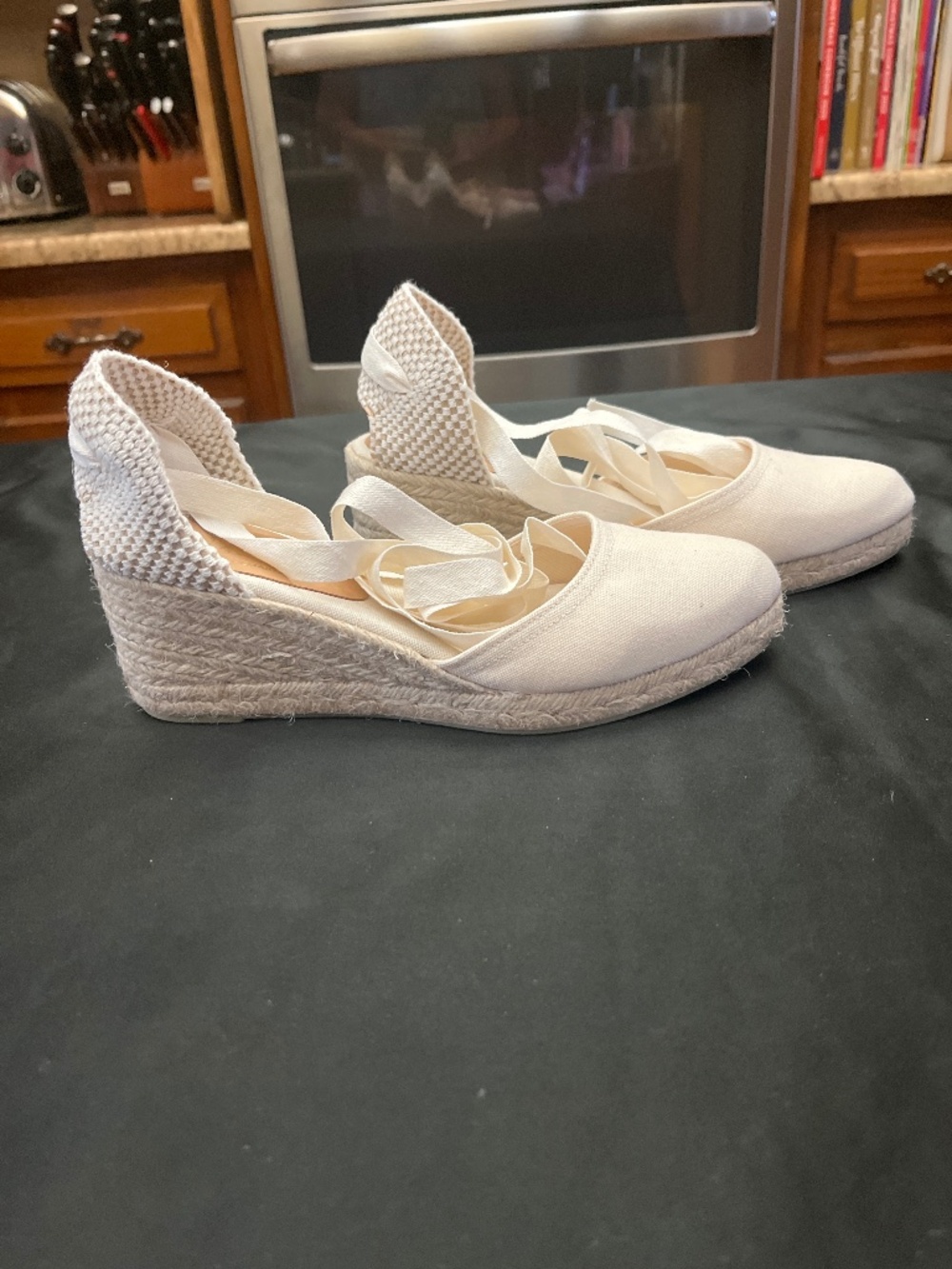 NWOT Cream Color Dalson Brand Espadrille Shoes With Ankle Ties.  Sz. 9.